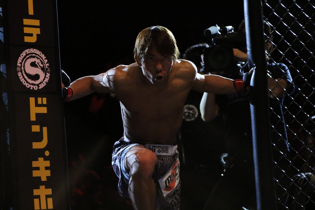 Imagen de un caza MMA entrando en el octógono